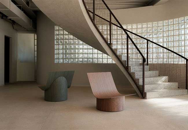 Rolled Lounger in Master Oak