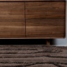 Wat ligt onder de tafel?